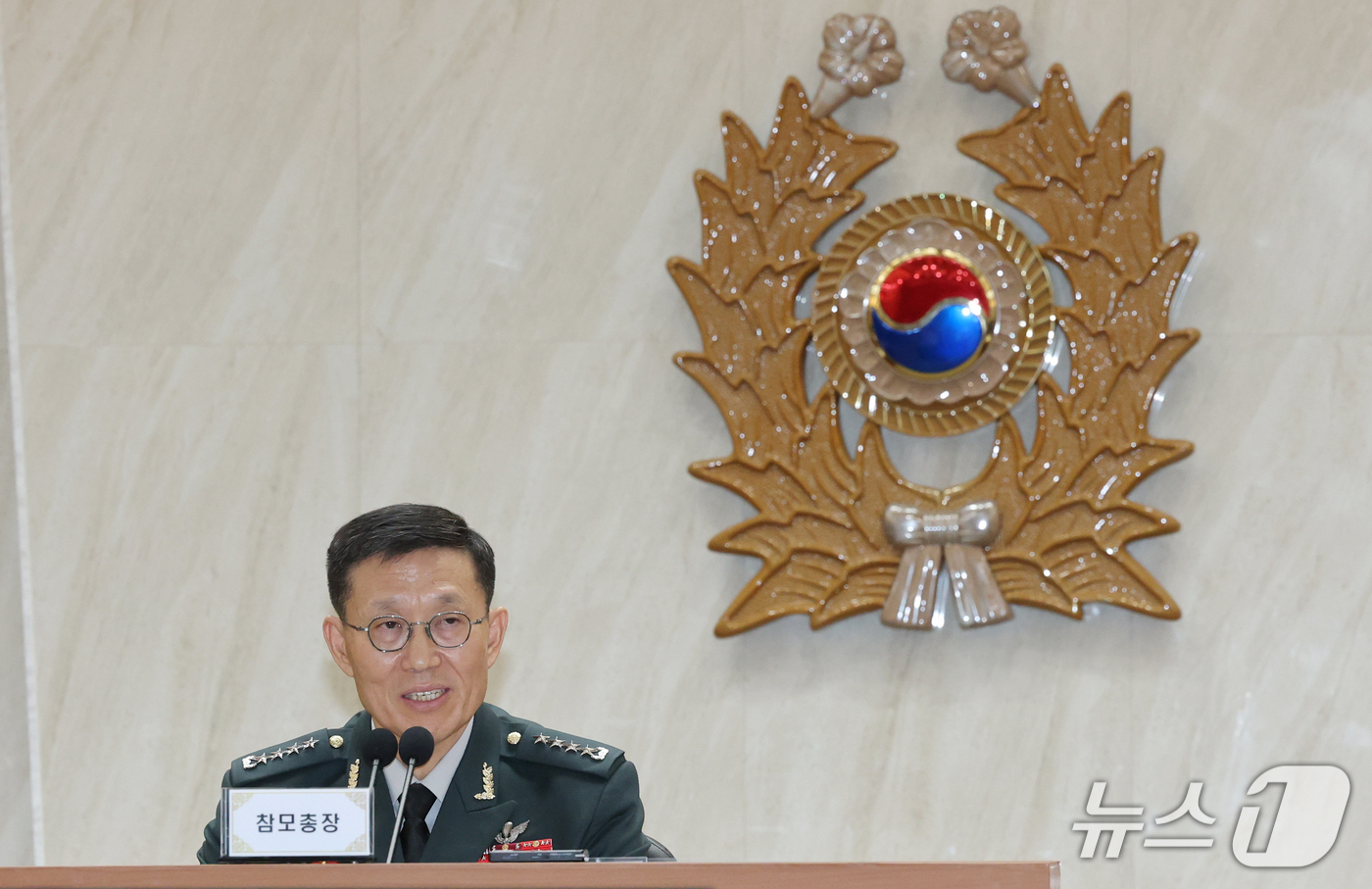 (대전=뉴스1) 김기태 기자 = 김규하 육군 참모총장이 19일 충남 계룡대에서 열린 국회 국방위원회의 육군본부에 대한 국정감사에서 질의에 답변하고 있다. 2026.10.19/뉴스1 …