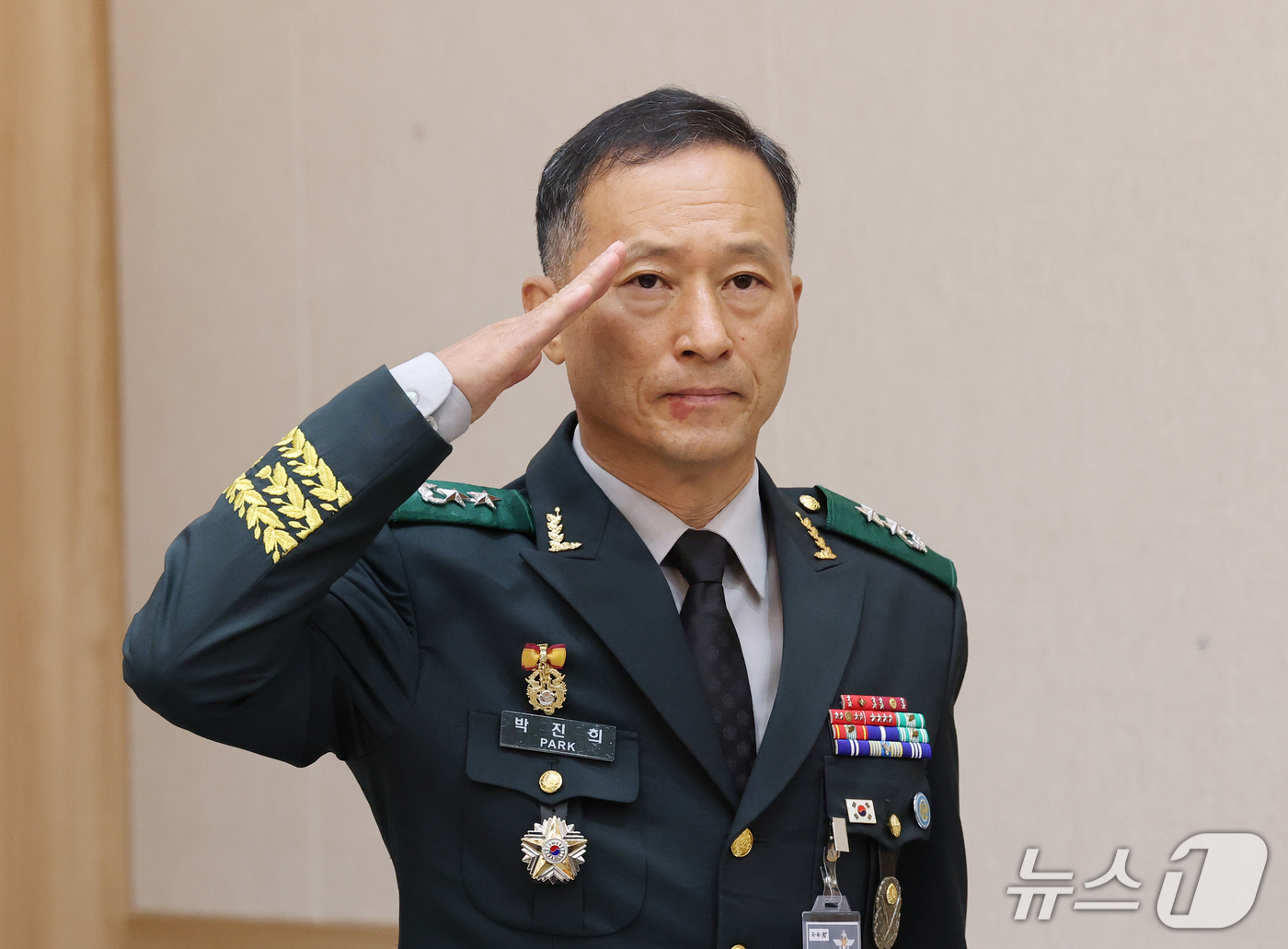 (대전=뉴스1) 김기태 기자 = 박진희 ３군사관학교장이 19일 충남 계룡대에서 열린 국회 국방위원회의 육군본부에 대한 국정감사에서 거수경례를 하고 있다. 2026.10.19/뉴스1 …