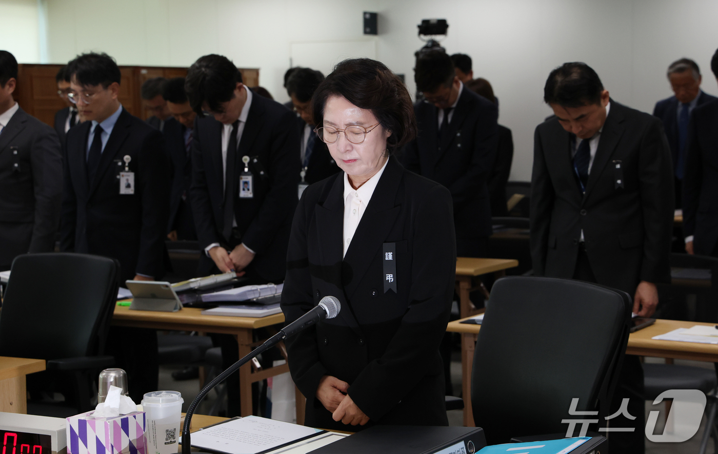 (수원=뉴스1) 김영운 기자 = 추미애 경기도지사가 19일 경기 수원시 영통구 경기도청에서 열린 국회 국토교통위원회의 경기도에 대한 국정감사에 앞서 부천 도장공장 화재 진압 중 순 …