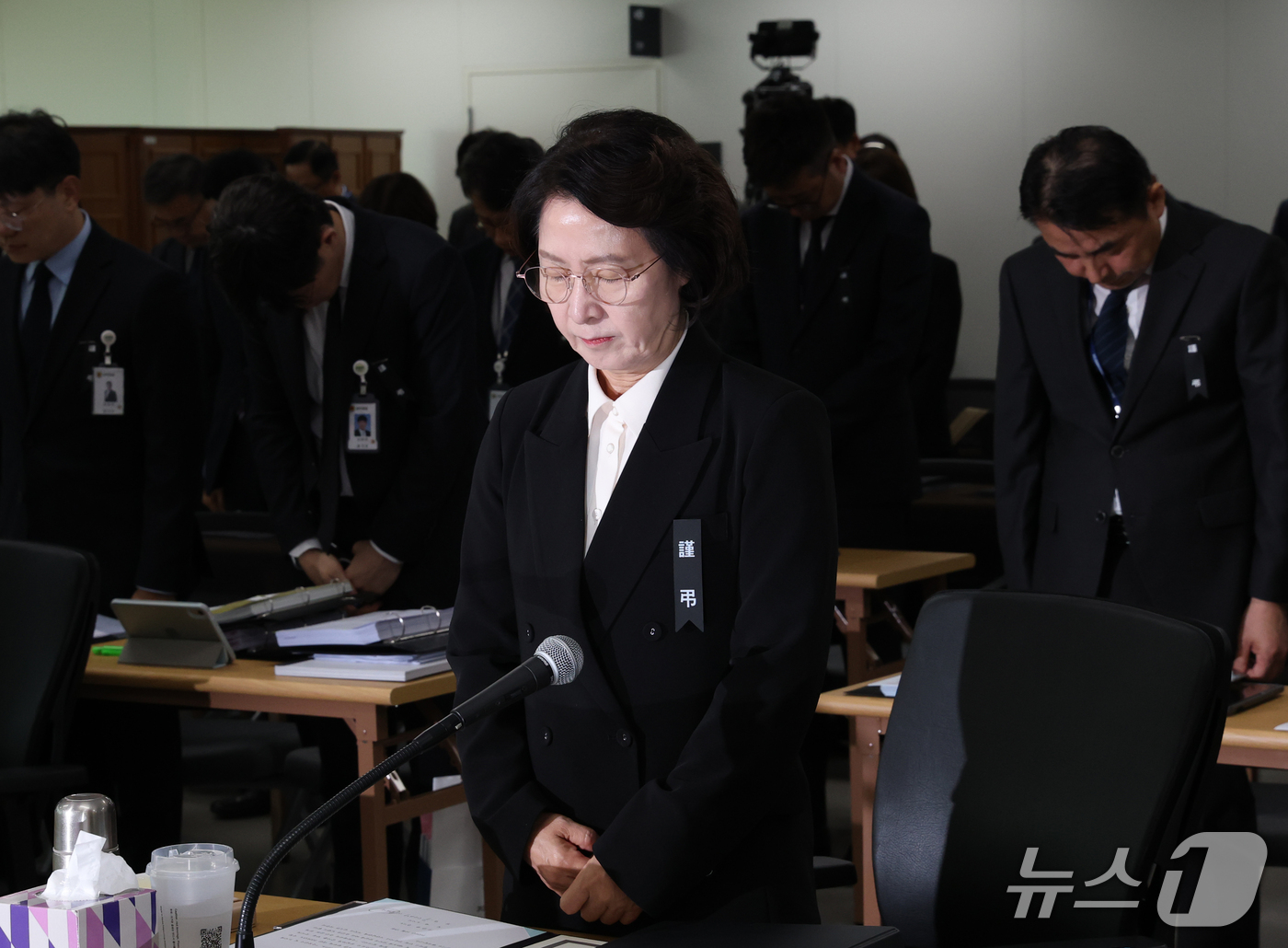 (수원=뉴스1) 김영운 기자 = 추미애 경기도지사가 19일 경기 수원시 영통구 경기도청에서 열린 국회 국토교통위원회의 경기도에 대한 국정감사에 앞서 부천 도장공장 화재 진압 중 순 …