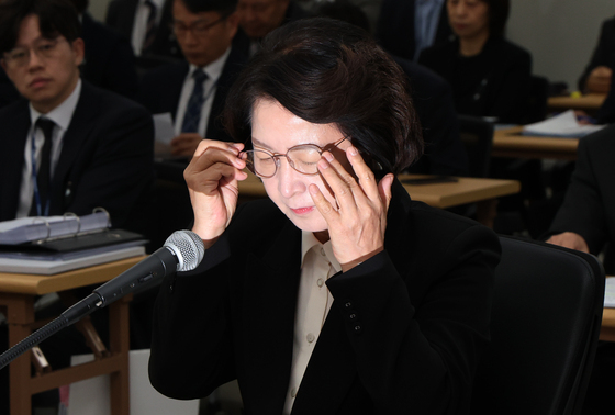 [국감] 안경 고쳐쓰는 추미애