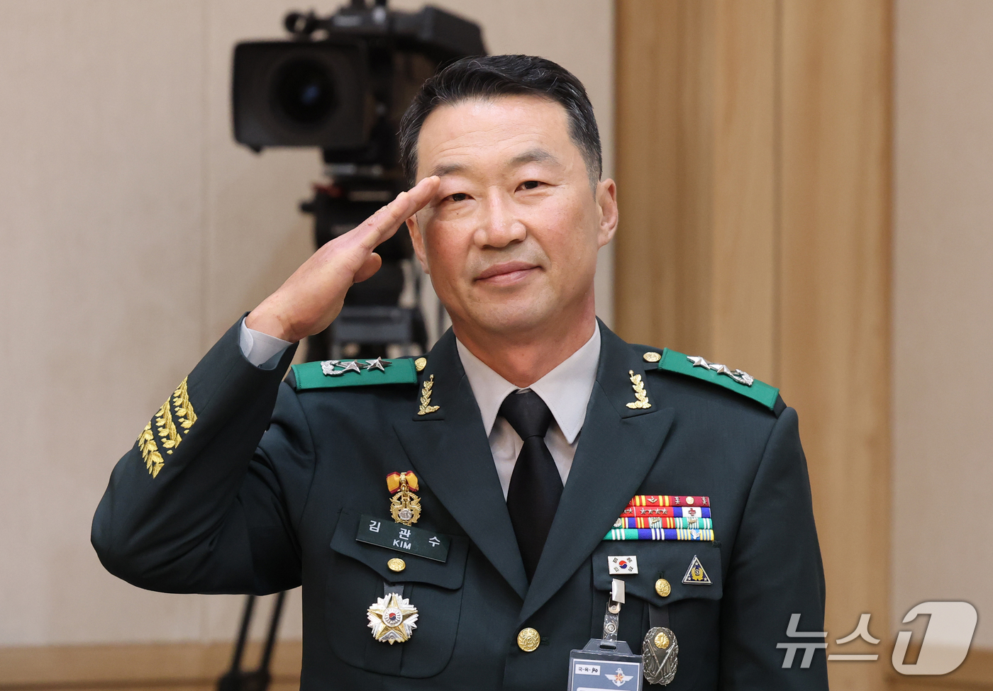(대전=뉴스1) 김기태 기자 = 김관수 육군동원전력사령관이 19일 충남 계룡대에서 열린 국회 국방위원회의 육군본부에 대한 국정감사에서 거수경례를 하고 있다. 2026.10.19/뉴 …