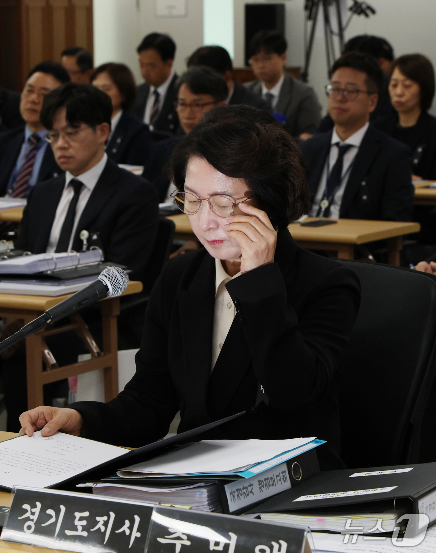 (수원=뉴스1) 김영운 기자 = 추미애 경기도지사가 19일 경기 수원시 영통구 경기도청에서 열린 국회 국토교통위원회의 경기도에 대한 국정감사에서 안경을 고쳐쓰고 있다. 2026.1 …