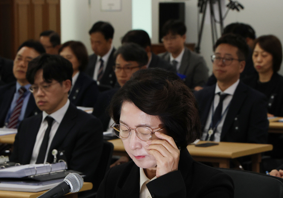 [국감] 안경 고쳐쓰는 추미애