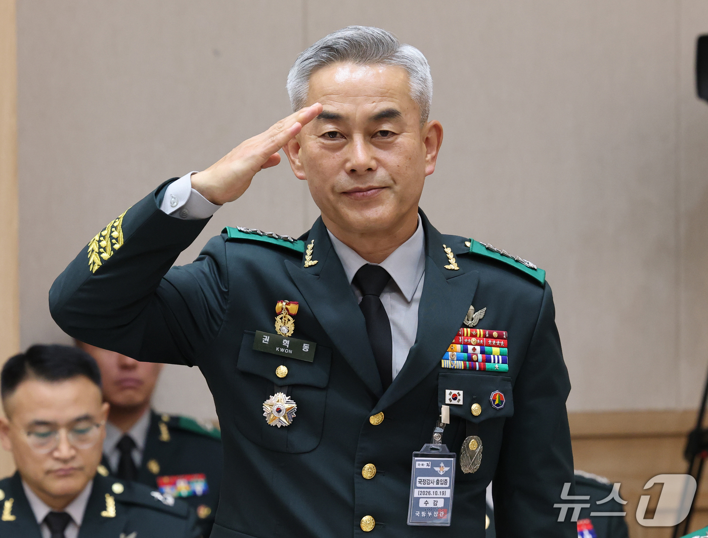 (대전=뉴스1) 김기태 기자 = 권혁동 미사일전략사령관이  19일 충남 계룡대에서 열린 국회 국방위원회의 육군본부에 대한 국정감사에서 거수경례를 하고 있다. 2026.10.19/뉴 …