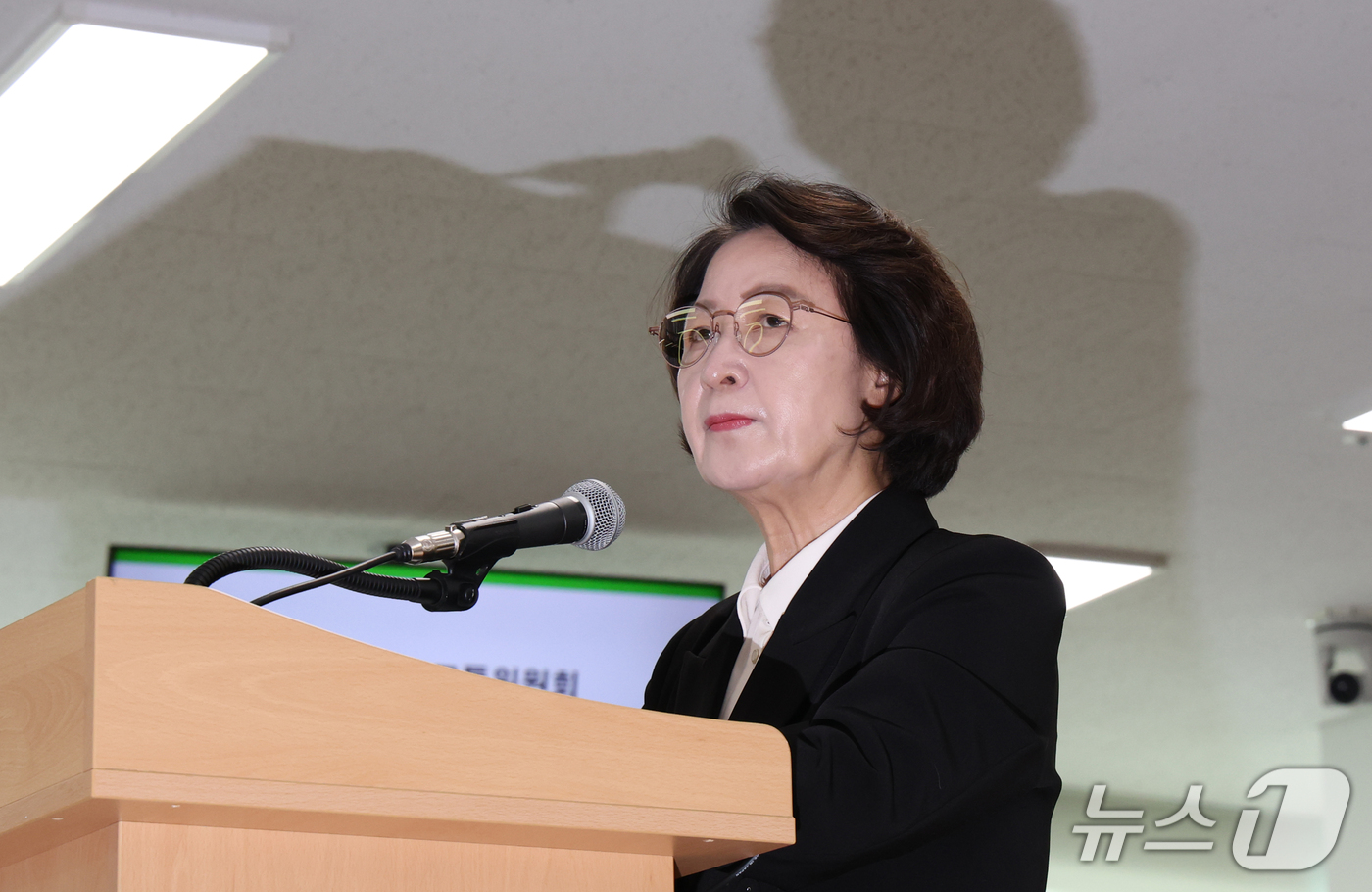 (수원=뉴스1) 김영운 기자 = 추미애 경기도지사가 19일 경기 수원시 영통구 경기도청에서 열린 국회 국토교통위원회의 경기도에 대한 국정감사에서 의원들의 질의를 경청하고 있다. 2 …