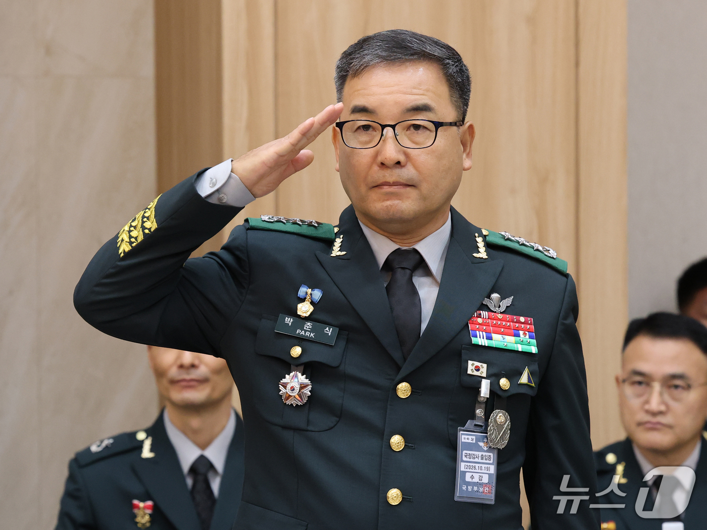 (대전=뉴스1) 김기태 기자 = 박춘식 군수사량관이 19일 충남 계룡대에서 열린 국회 국방위원회의 육군본부에 대한 국정감사에서 거수경례를 하고 있다. 2026.10.19/뉴스1