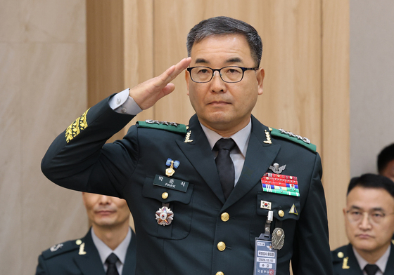 [국감] 거수경례하는 박춘식 군수사령관
