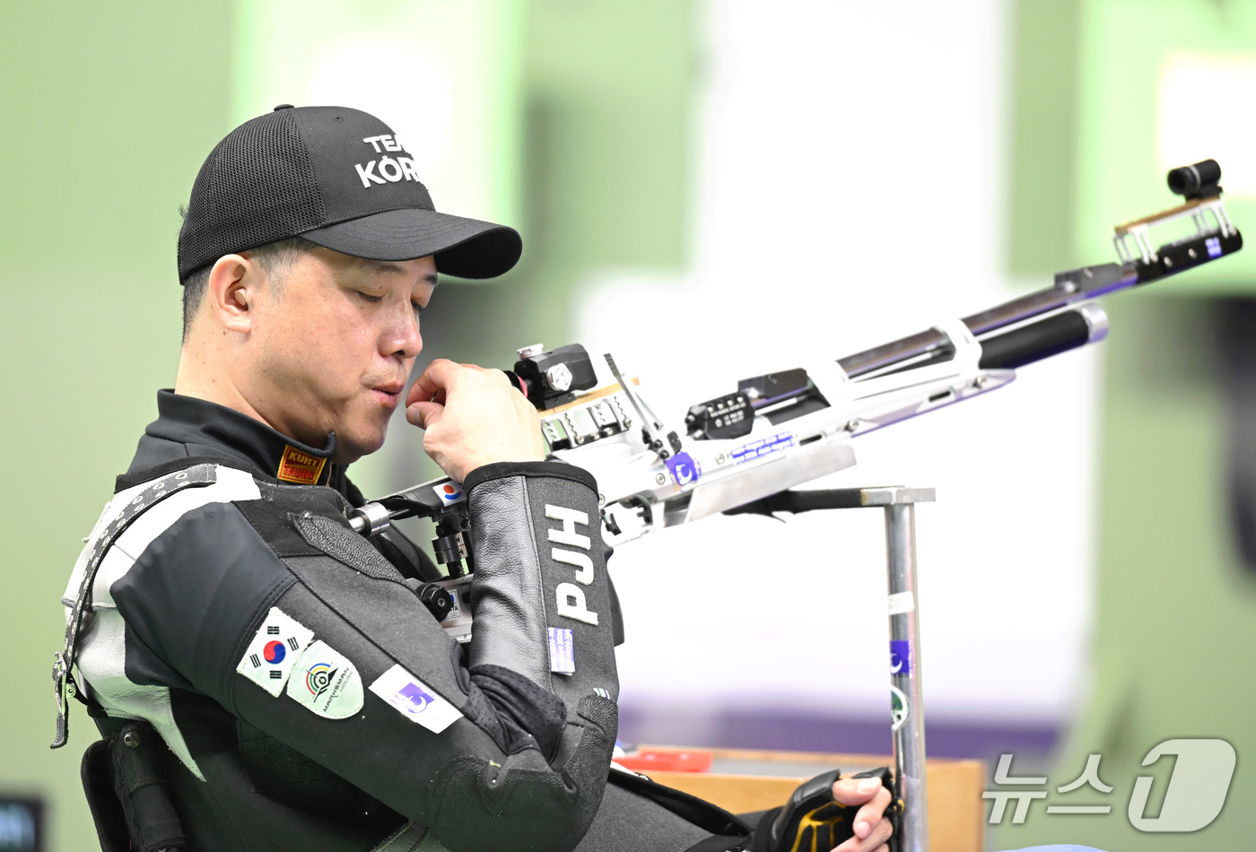 (나고야=뉴스1) 사진공동취재단 = 박진호가 19일 일본 아이치현 종합사격경기장에서 열린 ‘제5회 아이치-나고야 아시안 패러게임’ 사격 경기에서 격발 준비를 하고 있다. 2026. …