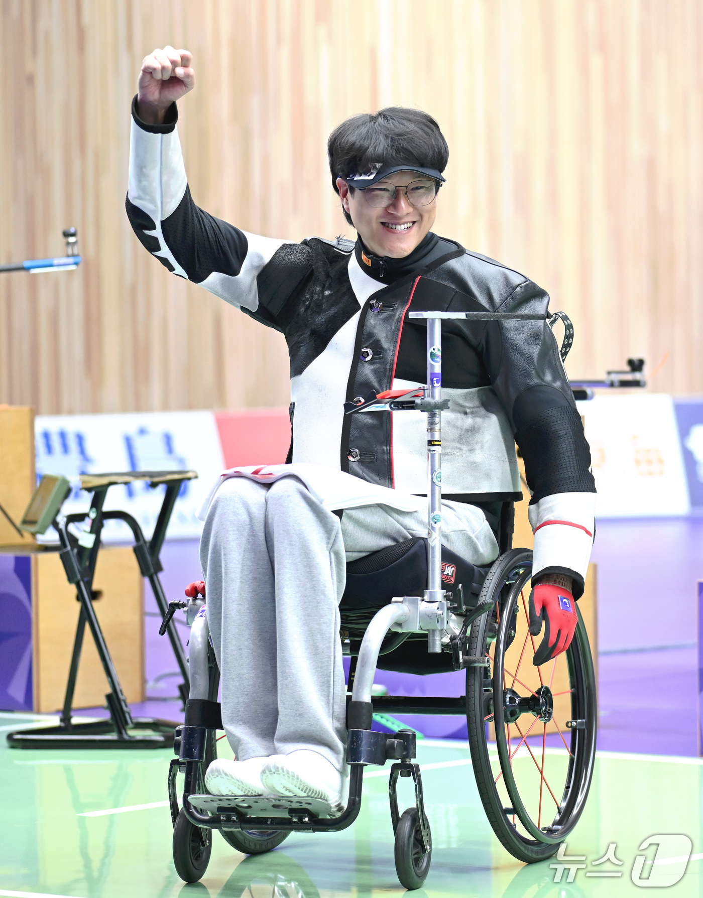 (나고야=뉴스1) 사진공동취재단 = 이장호가 19일 일본 아이치현 종합사격경기장에서 열린 ‘제5회 아이치-나고야 아시안 패러게임’ 사격 남자 공기 소총 경기에서 동메달을 차지한 후 …