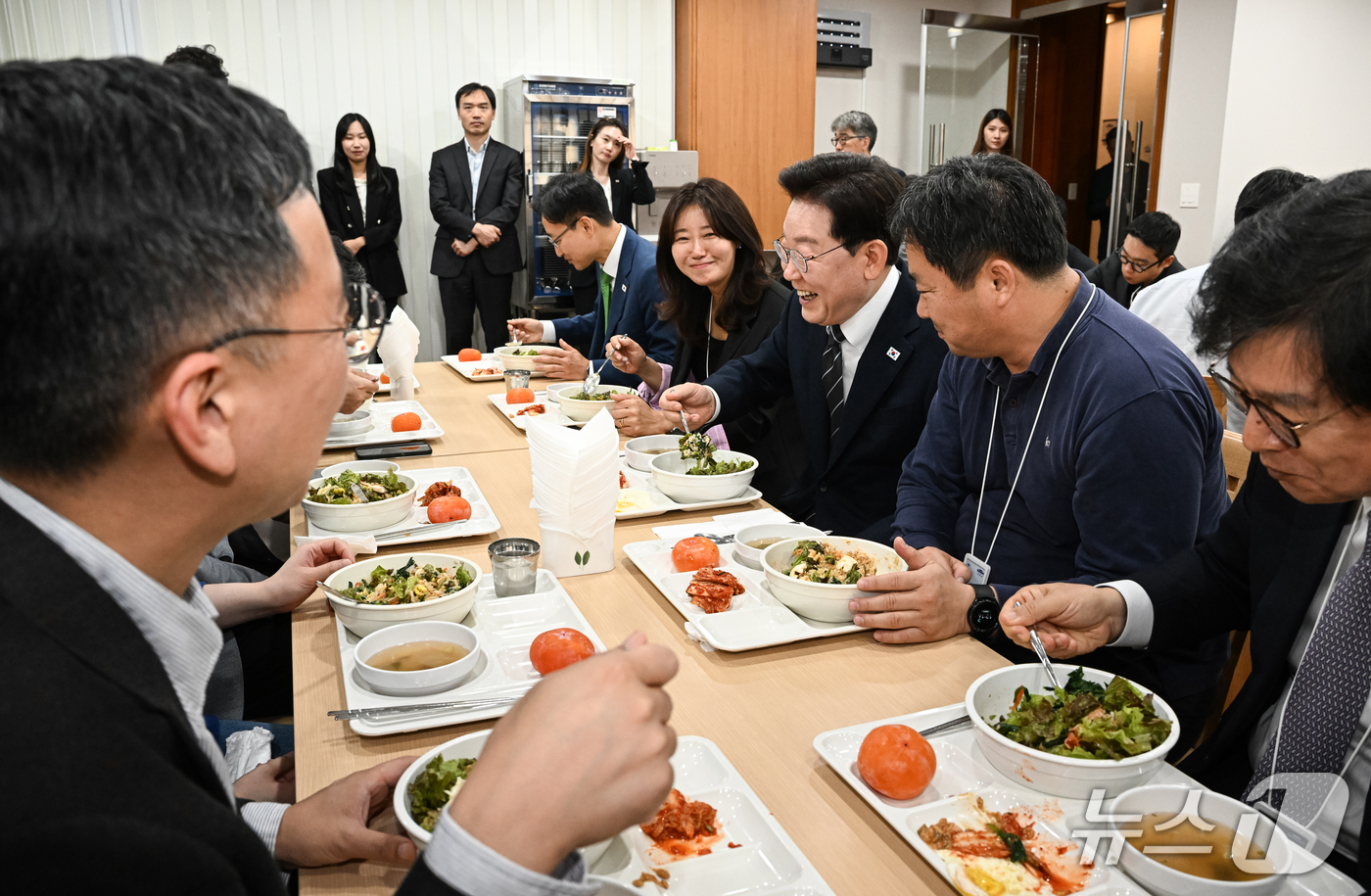 (서울=뉴스1) 이재명 기자 = 이재명 대통령이 19일 청와대 춘추관을 찾아 취재진과 식사를 하고 있다. (청와대통신사진기자단) 2026.10.19/뉴스1