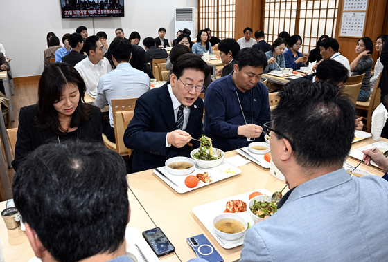 李대통령, 靑 춘추관 깜작 방문…출입기자들과 오찬·차담