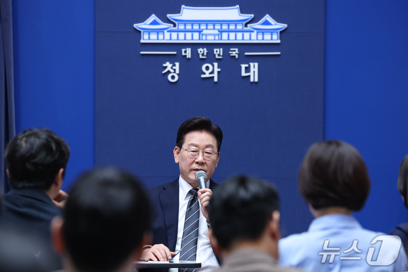 (서울=뉴스1) 이재명 기자 = 이재명 대통령이 19일 청와대 춘추관을 찾아 취재진과 간담회를 하고 있다. (청와대통신사진기자단) 2026.10.19/뉴스1