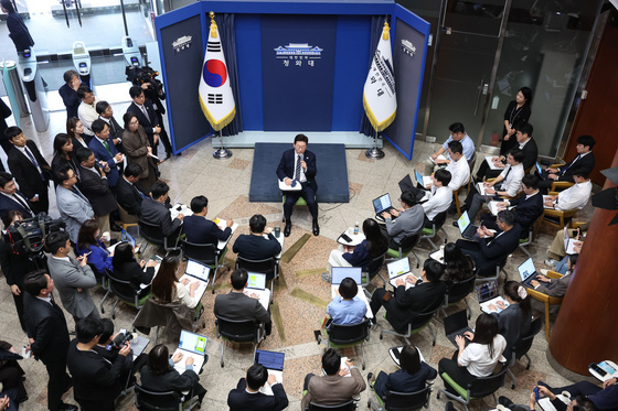 李대통령 "국무회의 공개했으면 계엄 했겠나…SNS 품위 없다 동의 못해"
