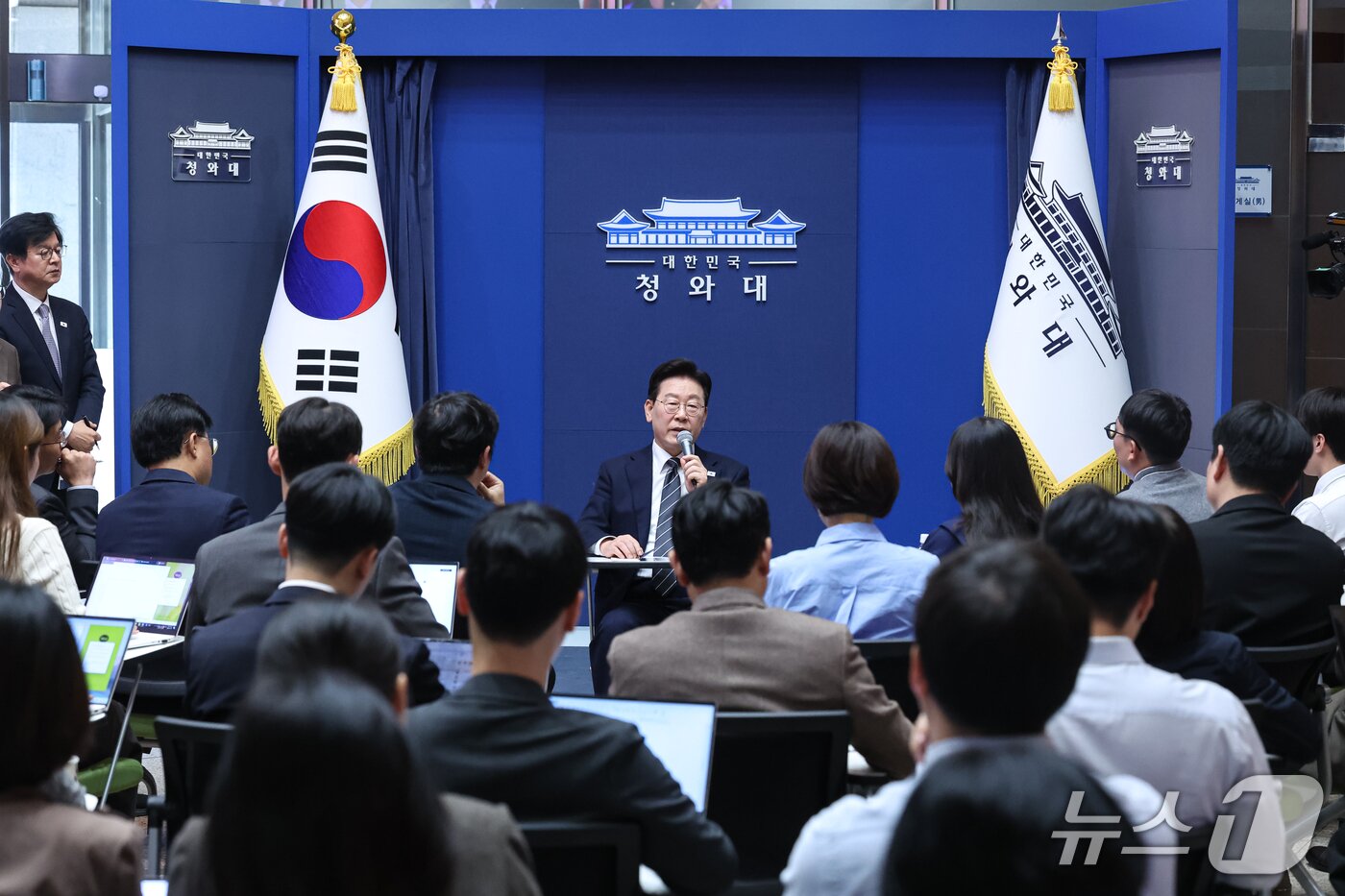 본문 이미지 - 이재명 대통령이 19일 청와대 춘추관을 찾아 취재진과 간담회를 하고 있다. (청와대통신사진기자단) 2026.10.19 ⓒ 뉴스1 이재명 기자