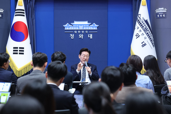 李대통령 "지배구조 불신 완전히 제거 안돼…주식시장 제자리 찾을 것"