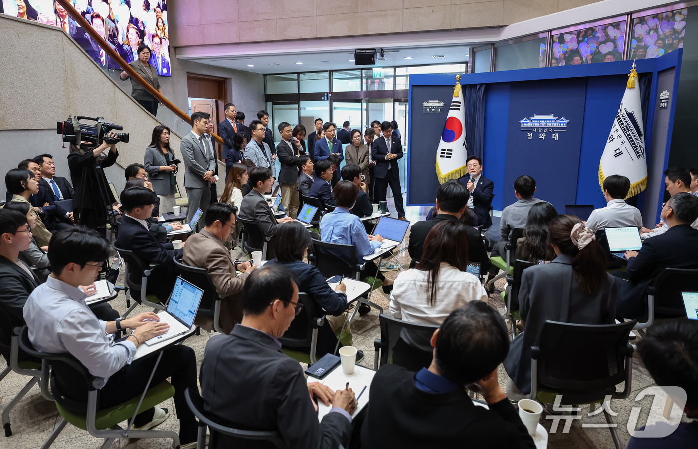(서울=뉴스1) 이재명 기자 = 이재명 대통령이 19일 청와대 춘추관을 찾아 취재진과 간담회를 하고 있다. (청와대통신사진기자단) 2026.10.19/뉴스1