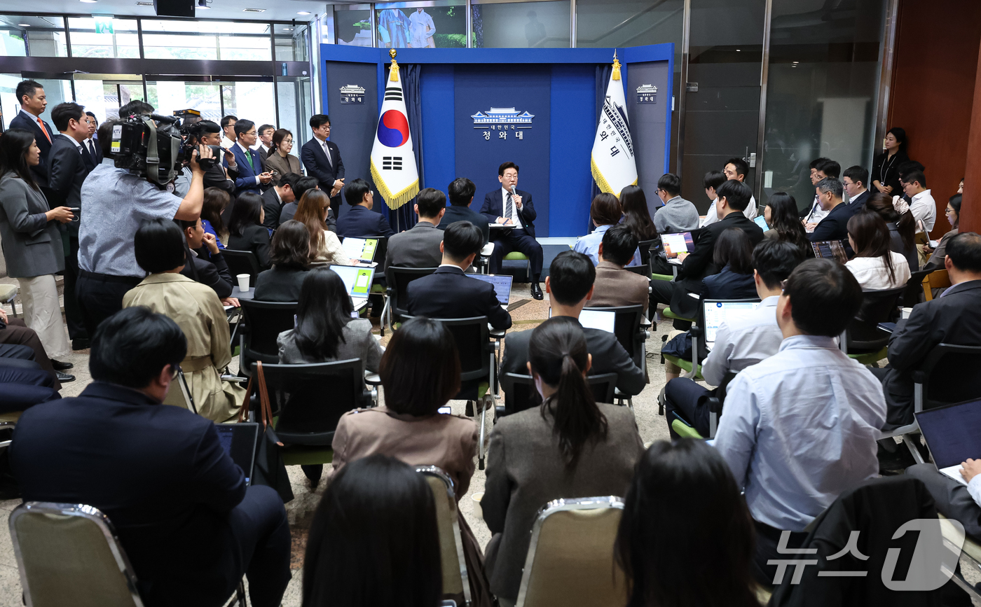 (서울=뉴스1) 이재명 기자 = 이재명 대통령이 19일 청와대 춘추관을 찾아 취재진과 간담회를 하고 있다. (청와대통신사진기자단) 2026.10.19/뉴스1