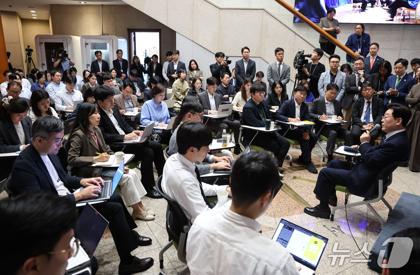 (서울=뉴스1) 이재명 기자 = 이재명 대통령이 19일 청와대 춘추관을 찾아 취재진과 간담회를 하고 있다. (청와대통신사진기자단) 2026.10.19/뉴스1
