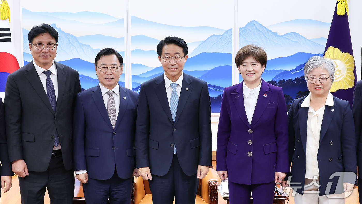 (서울=뉴스1) 신웅수 기자 = 조정식 국회의장이 19일 서울 여의도 국회에서 정근식 서울시교육감을 비롯한 대한민국교육감협의회 임원단을 접견하며 기념촬영을 하고 있다. 2026.1 …