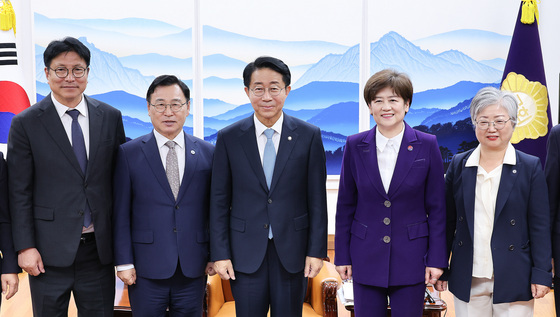 기념촬영하는 조정식 의장