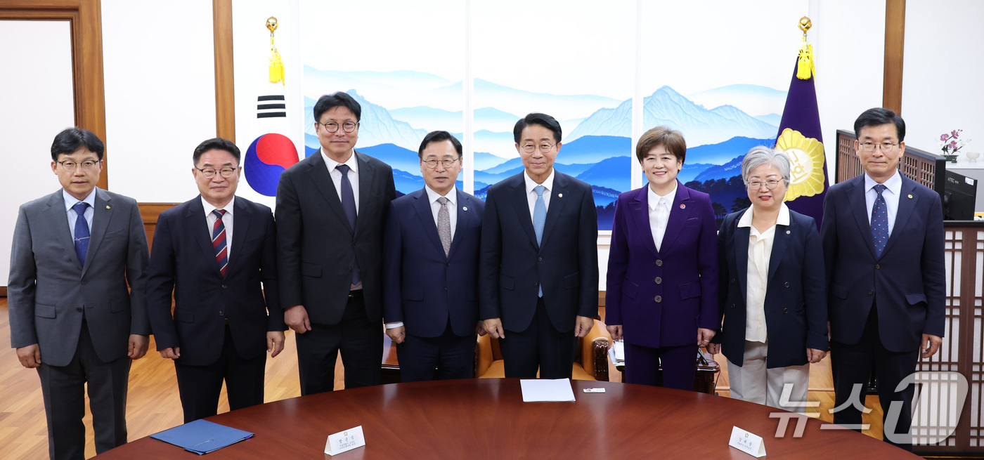 (서울=뉴스1) 신웅수 기자 = 조정식 국회의장이 19일 서울 여의도 국회에서 정근식 서울시교육감을 비롯한 대한민국교육감협의회 임원단을 접견하며 기념촬영을 하고 있다. 2026.1 …