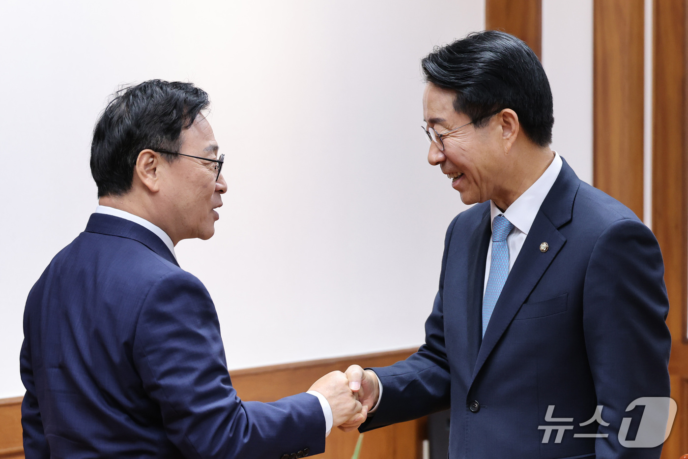 (서울=뉴스1) 신웅수 기자 = 조정식 국회의장이 19일 서울 여의도 국회에서 대한민국교육감협의회 임원단을 접견하며 정근식 서울시교육감과 인사하고 있다. 2026.10.19/뉴스1 …