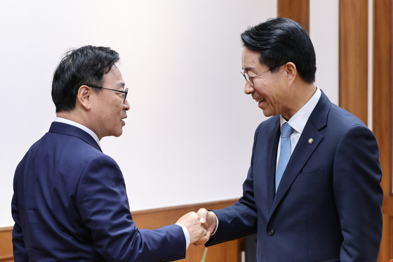 정근식 교육감과 인사하는 조정식 의장