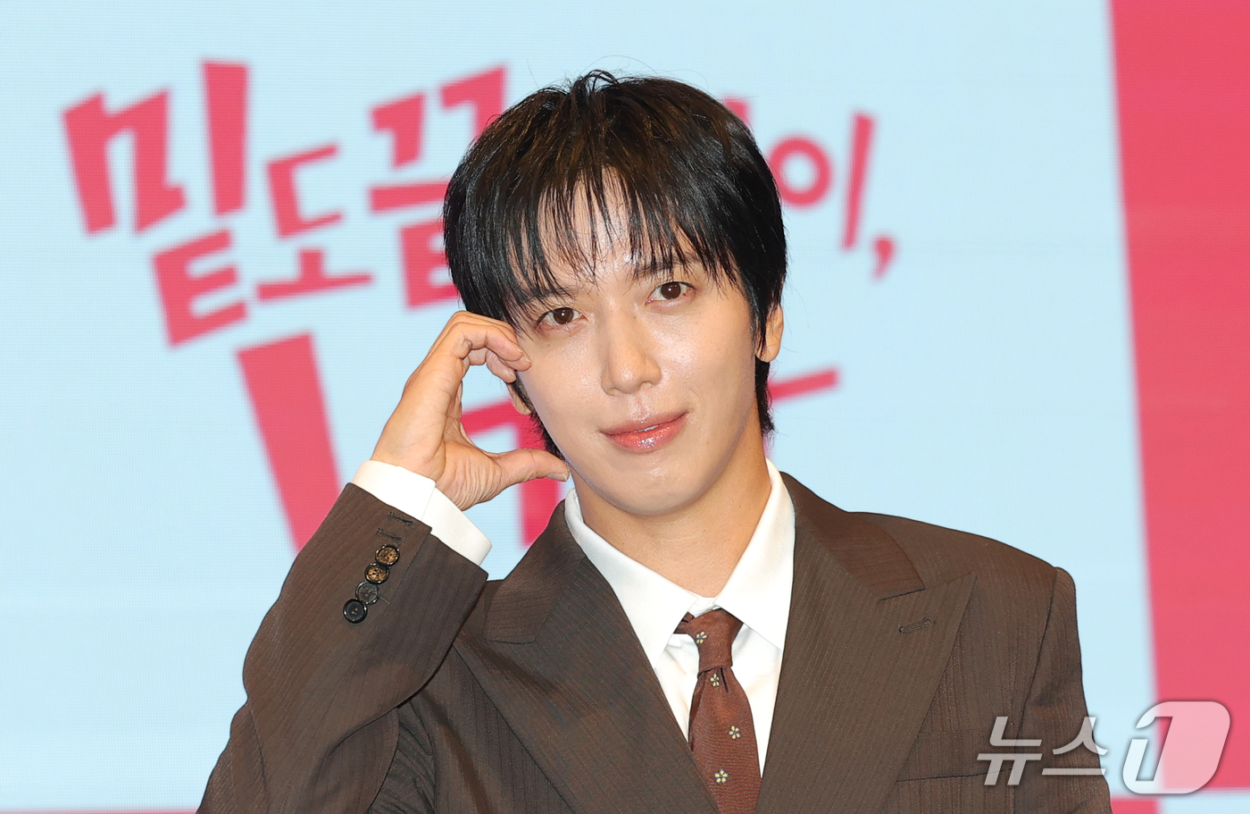 (서울=뉴스1) 권현진 기자 = 배우 정용화가 19일 서울 구로구 더세인트에서 열린 라이프타임 새 토일드라마 '밑도 끝도 없이, 너다' 제작발표회에서 포즈를 취하고 있다.'밑도 끝 …