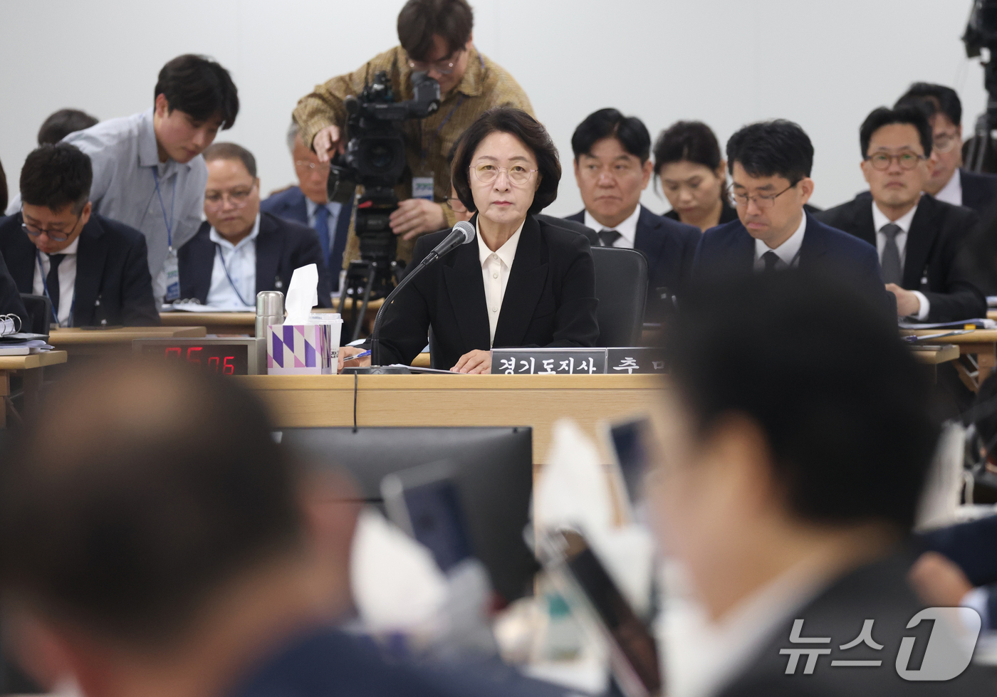 (수원=뉴스1) 김영운 기자 = 추미애 경기도지사가 19일 경기 수원시 영통구 경기도청에서 열린 국회 국토교통위원회의 경기도에 대한 국정감사에서 의원 질의를 경청하고 있다. 202 …