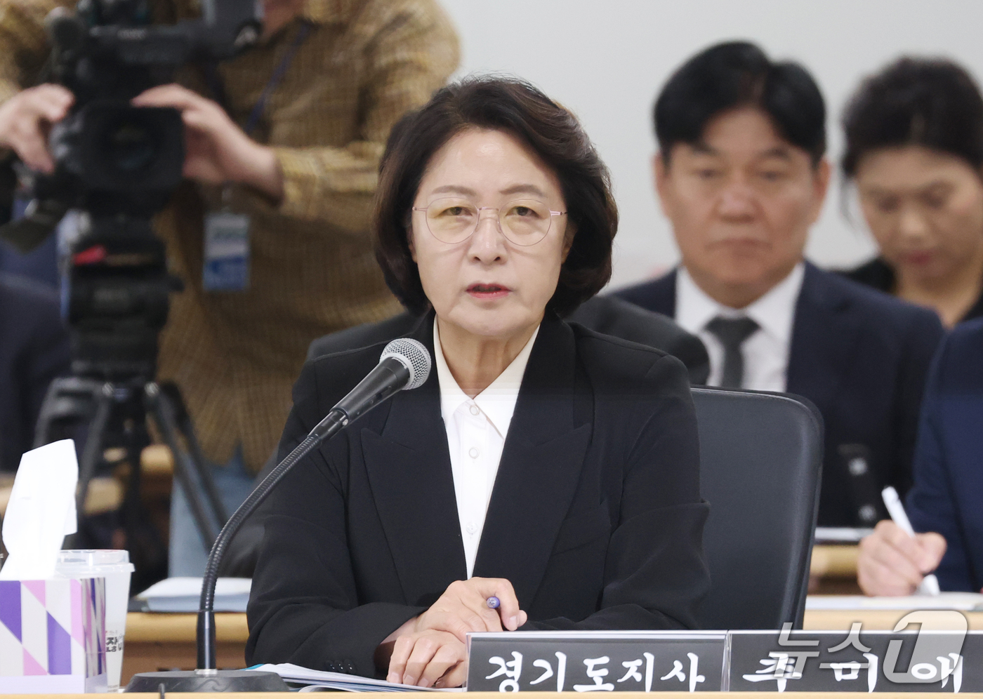 (수원=뉴스1) 김영운 기자 = 추미애 경기도지사가 19일 경기 수원시 영통구 경기도청에서 열린 국회 국토교통위원회의 경기도에 대한 국정감사에서 의원 질의에 답하고 있다. 2026 …