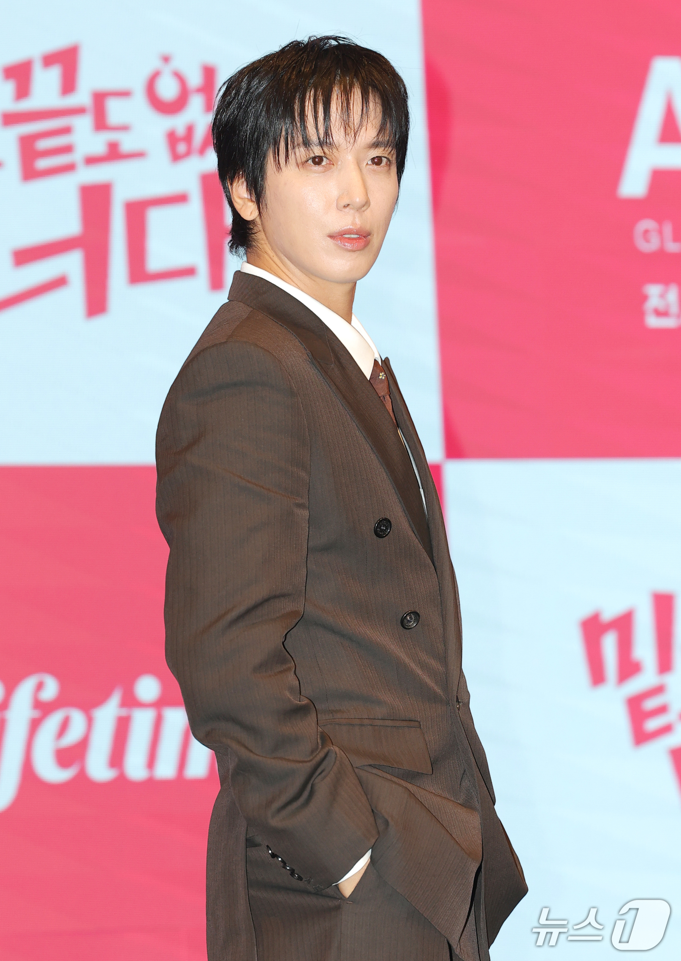 (서울=뉴스1) 권현진 기자 = 배우 정용화가 19일 서울 구로구 더세인트에서 열린 라이프타임 새 토일드라마 '밑도 끝도 없이, 너다' 제작발표회에서 포즈를 취하고 있다.'밑도 끝 …