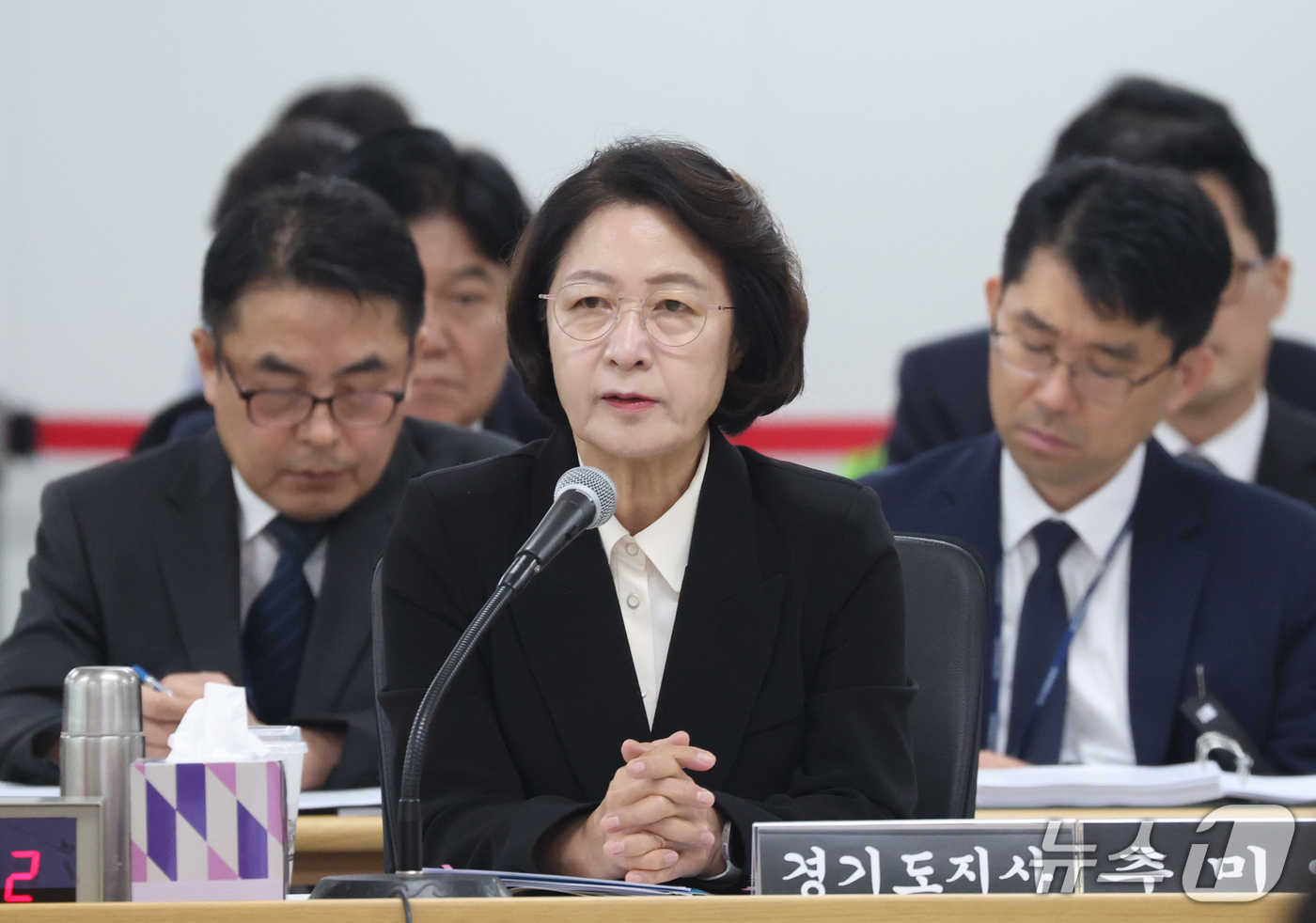 (수원=뉴스1) 김영운 기자 = 추미애 경기도지사가 19일 경기 수원시 영통구 경기도청에서 열린 국회 국토교통위원회의 경기도에 대한 국정감사에서 의원 질의에 답하고 있다. 2026 …