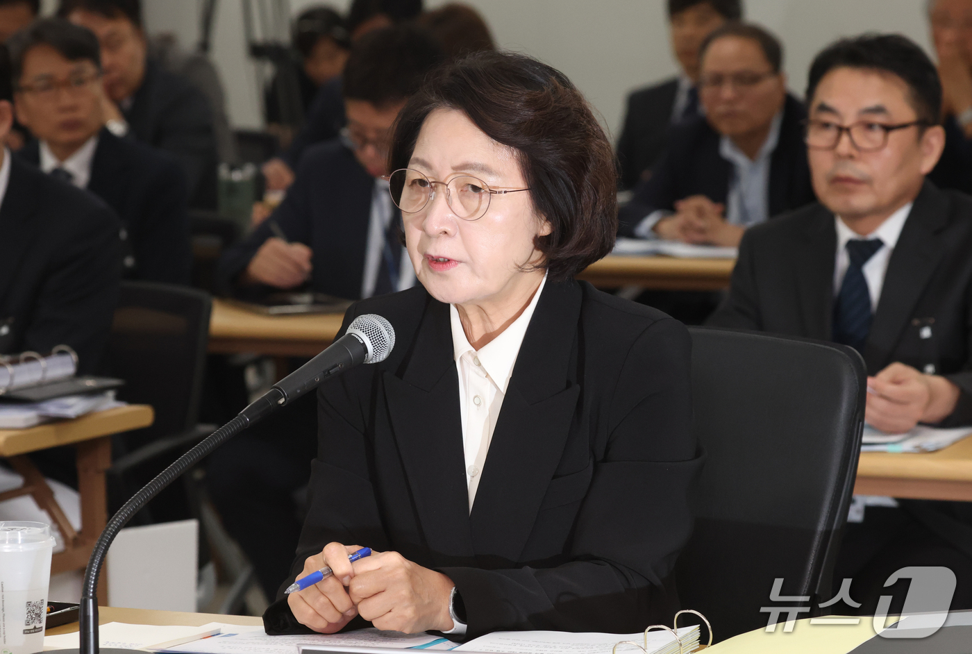 (수원=뉴스1) 김영운 기자 = 추미애 경기도지사가 19일 경기 수원시 영통구 경기도청에서 열린 국회 국토교통위원회의 경기도에 대한 국정감사에서 의원 질의에 답하고 있다. 2026 …