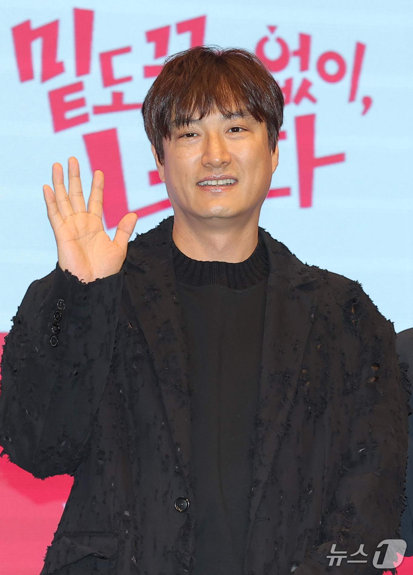 (서울=뉴스1) 권현진 기자 = 윤종호 감독이 19일 서울 구로구 더세인트에서 열린 라이프타임 새 토일드라마 '밑도 끝도 없이, 너다' 제작발표회에서 포즈를 취하고 있다.'밑도 끝 …