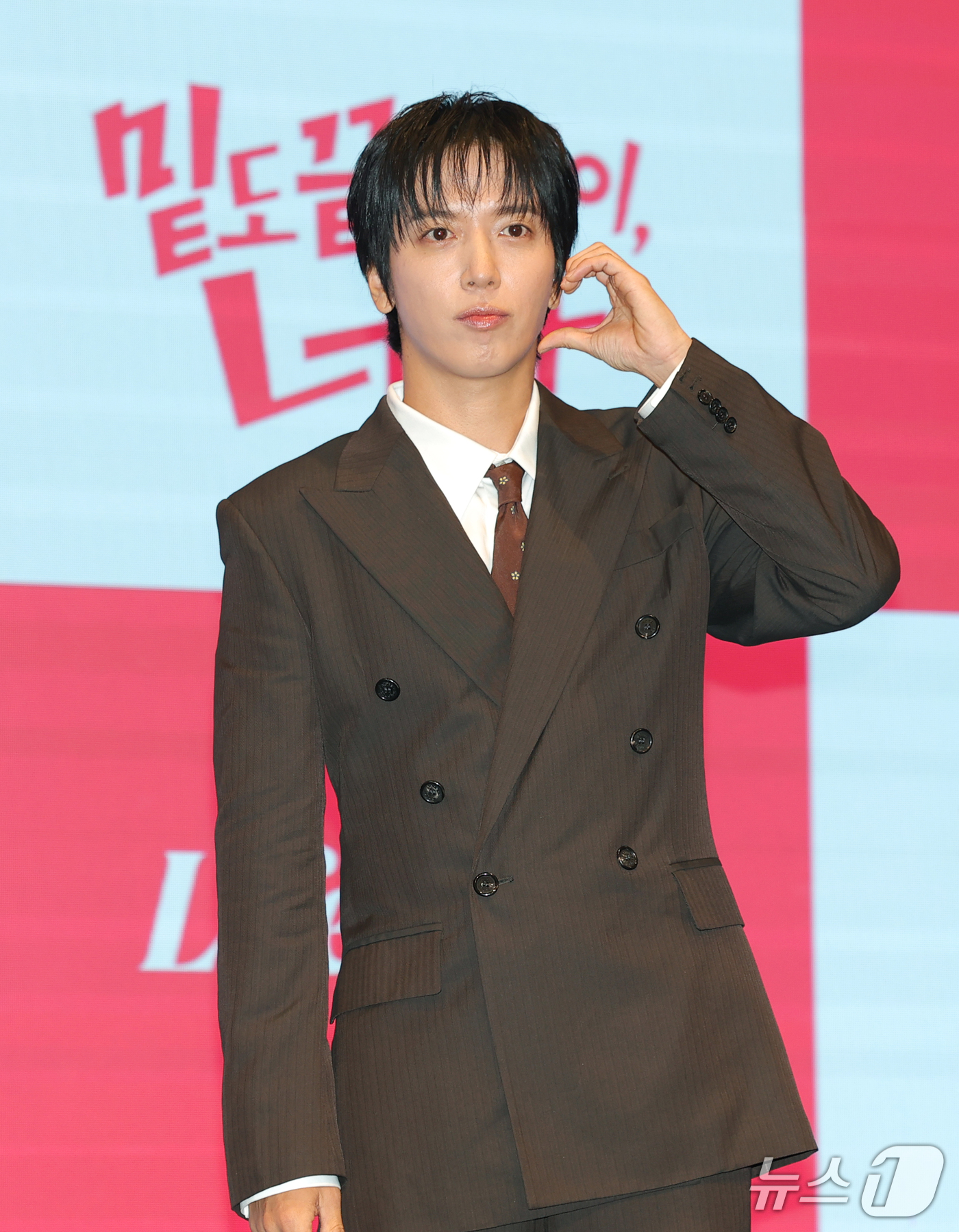 (서울=뉴스1) 권현진 기자 = 배우 정용화가 19일 서울 구로구 더세인트에서 열린 라이프타임 새 토일드라마 '밑도 끝도 없이, 너다' 제작발표회에서 포즈를 취하고 있다.'밑도 끝 …