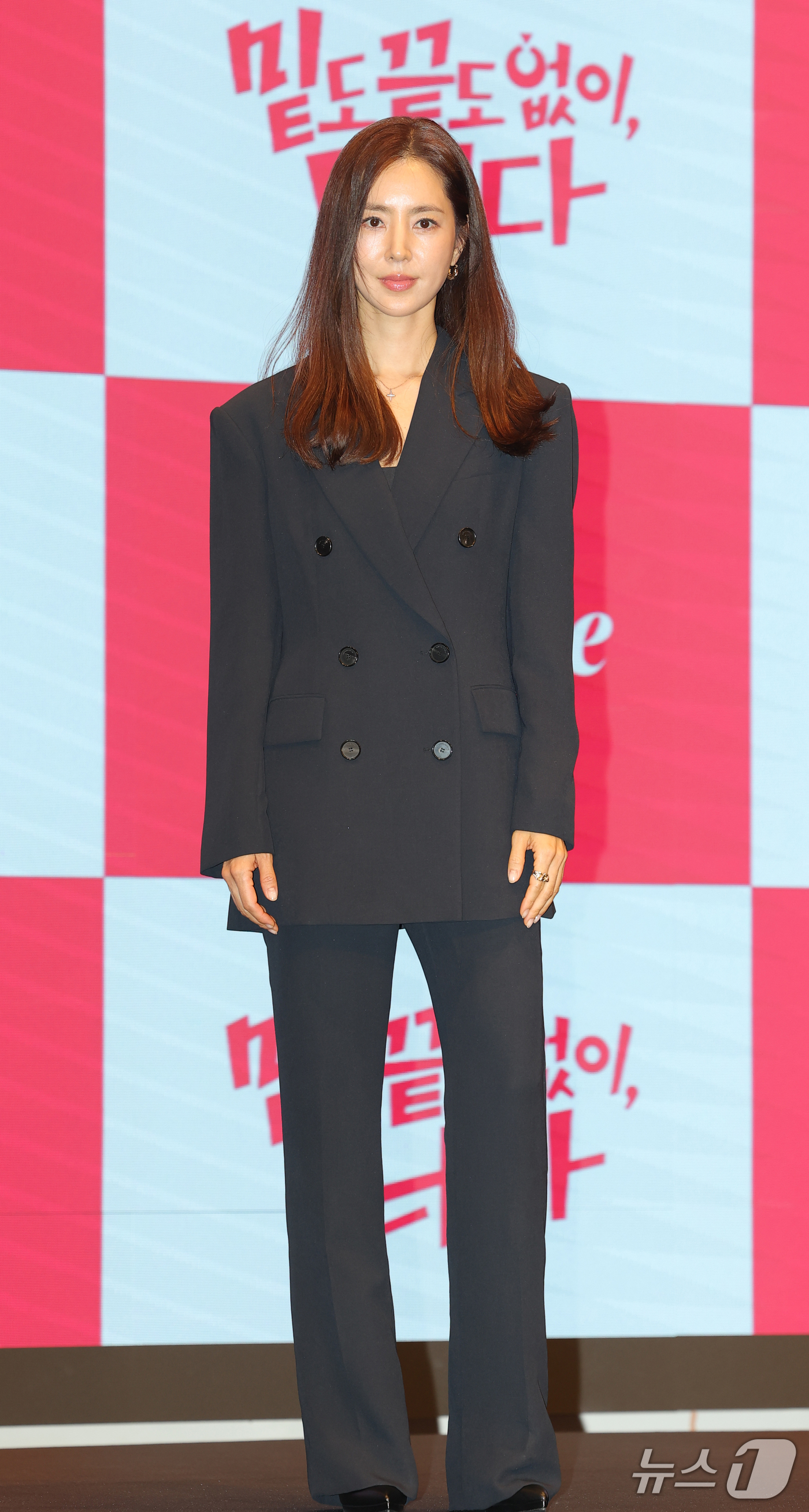 (서울=뉴스1) 권현진 기자 = 배우 한채아가 19일 서울 구로구 더세인트에서 열린 라이프타임 새 토일드라마 '밑도 끝도 없이, 너다' 제작발표회에서 포즈를 취하고 있다.'밑도 끝 …