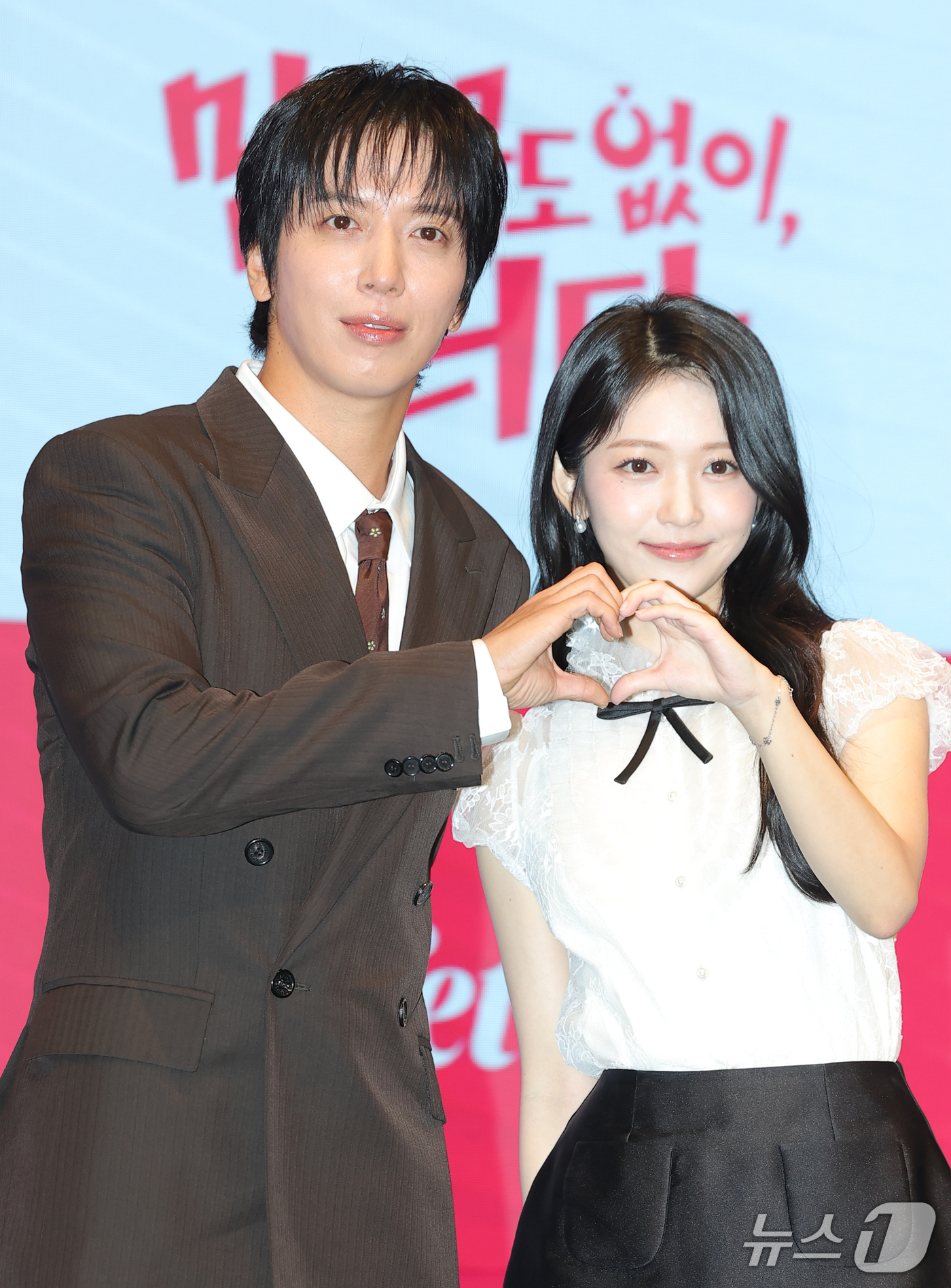 (서울=뉴스1) 권현진 기자 = 배우 정용화와 홍승희(오른쪽)가 19일 서울 구로구 더세인트에서 열린 라이프타임 새 토일드라마 '밑도 끝도 없이, 너다' 제작발표회에서 포즈를 취하 …