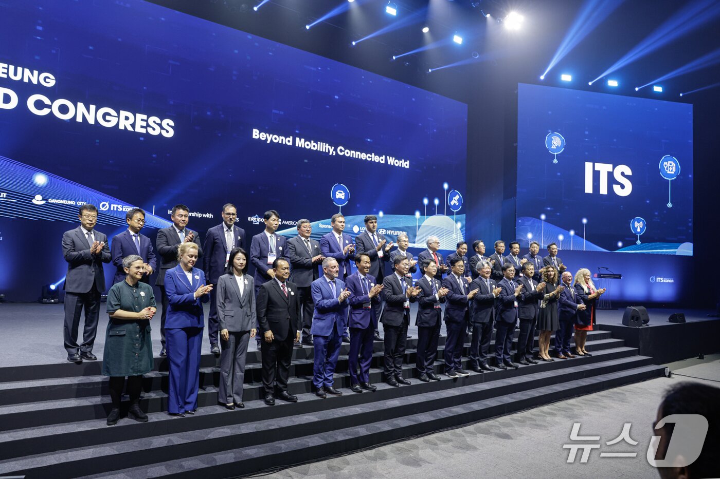 본문 이미지 - 19일 '2026 강릉 ITS 세계총회' 개회식에 참석한 국내외 주요 인사들이 강릉컨벤션센터 컨벤션홀에서 기념촬영을 하고 있다.(조직위 제공. 재판매 및 DB 금지) 2026.10.19 ⓒ 뉴스1 윤왕근 기자