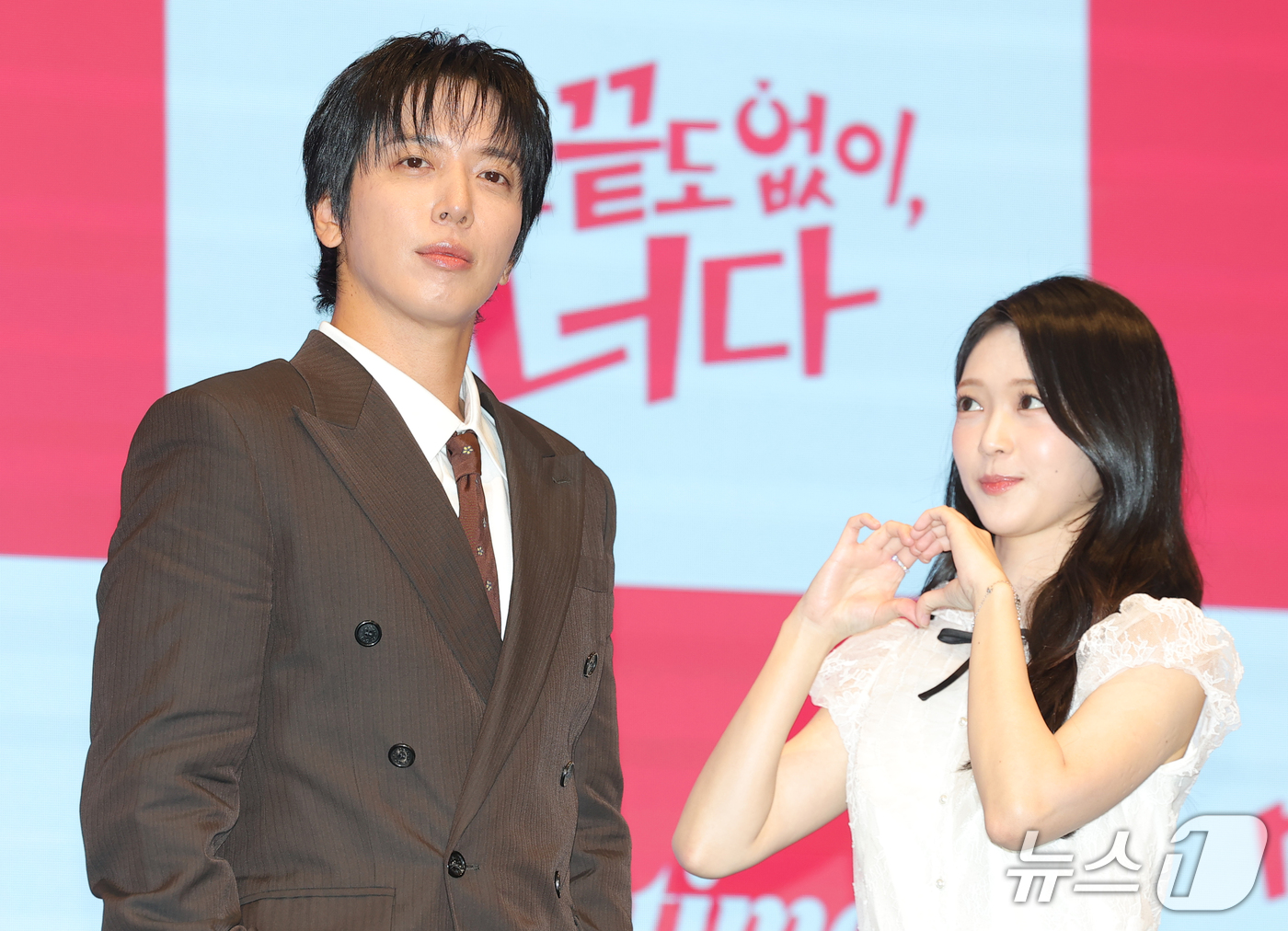 (서울=뉴스1) 권현진 기자 = 배우 정용화와 홍승희(오른쪽)가 19일 서울 구로구 더세인트에서 열린 라이프타임 새 토일드라마 '밑도 끝도 없이, 너다' 제작발표회에서 포즈를 취하 …