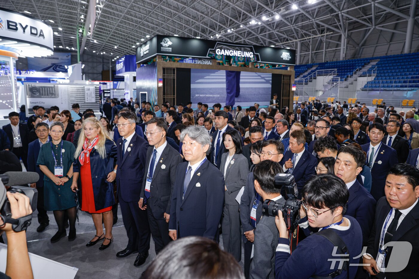 본문 이미지 - 19일 '2026 강릉 ITS 세계총회' 전시장 개관식에서 국내외 주요 인사들이 전시장을 둘러보고 있다.(조직위 제공. 재판매 및 DB 금지) 2026.10.19 ⓒ 뉴스1 윤왕근 기자