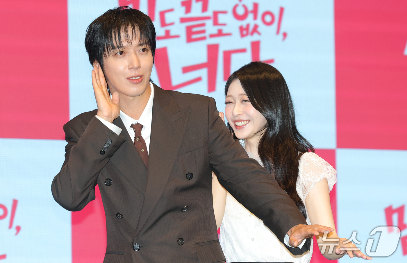 (서울=뉴스1) 권현진 기자 = 배우 정용화와 홍승희(오른쪽)가 19일 서울 구로구 더세인트에서 열린 라이프타임 새 토일드라마 '밑도 끝도 없이, 너다' 제작발표회에서 포즈를 취하 …
