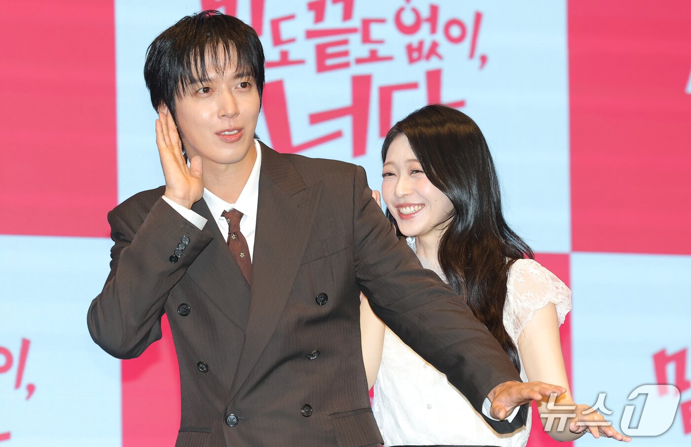 본문 이미지 - 배우 정용화와 홍승희(오른쪽)가 19일 서울 구로구 더세인트에서 열린 라이프타임 새 토일드라마 '밑도 끝도 없이, 너다' 제작발표회에서 포즈를 취하고 있다. '밑도 끝도 없이, 너다'는 멜로 배우 엄태봉(정용화 분)이 자신을 드라마 속 여주인공이라고 믿는 오해라(홍승희 분)를 만나면서 벌어지는 로맨틱 코미디다. 2026.10.19 ⓒ 뉴스1 권현진 기자