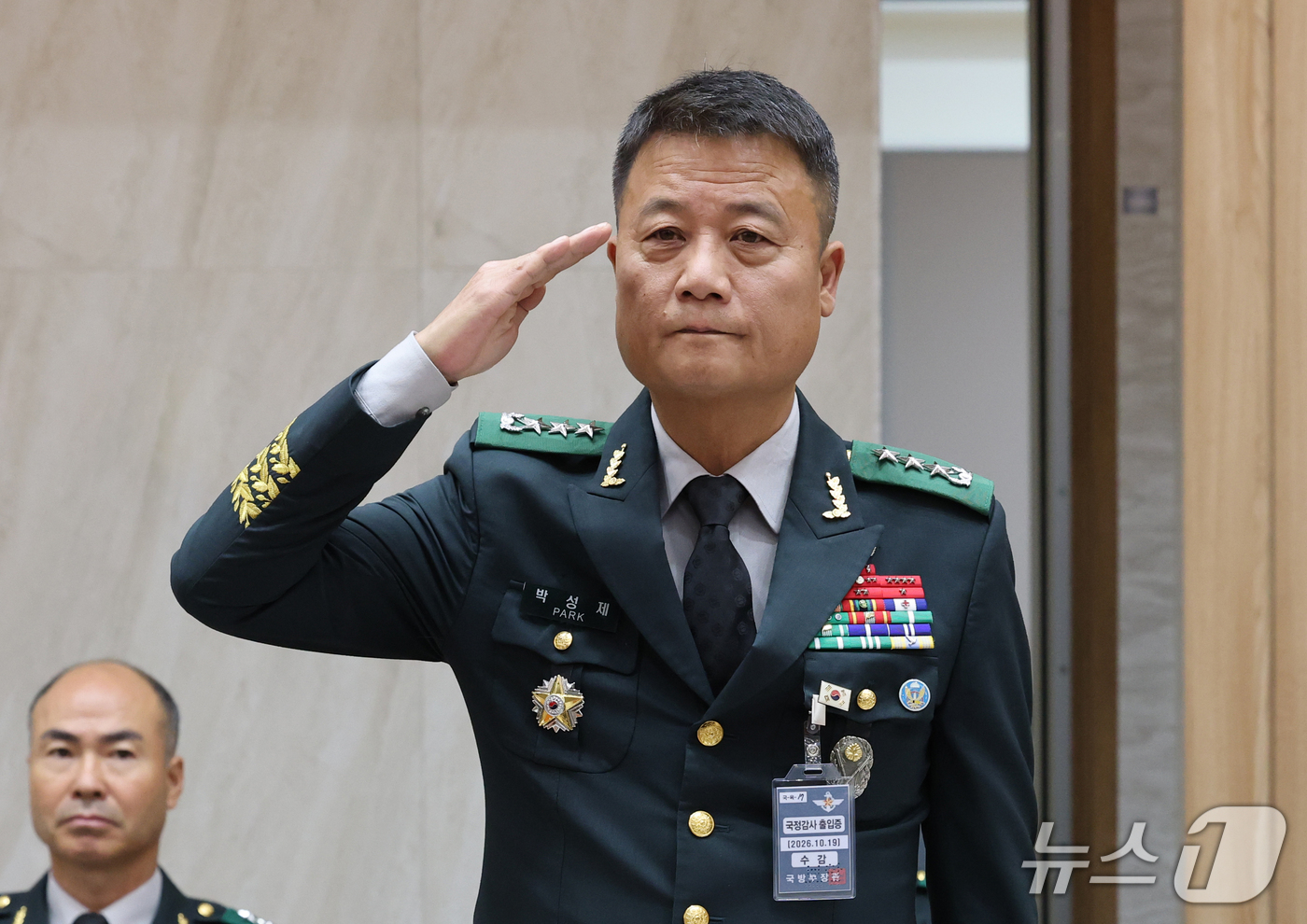 (대전=뉴스1) 김기태 기자 = 박성제 육군특수전사령관이 19일 충남 계룡대에서 열린 국회 국방위원회의 육군본부에 대한 국정감사에서 거수경례를 하고 있다. 2026.10.19/뉴스 …