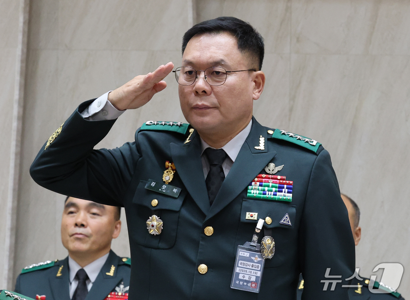 (대전=뉴스1) 김기태 기자 = 김호복 제2작전사령부 사령관이 19일 충남 계룡대에서 열린 국회 국방위원회의 육군본부에 대한 국정감사에서 거수경례를 하고 있다. 2026.10.19 …