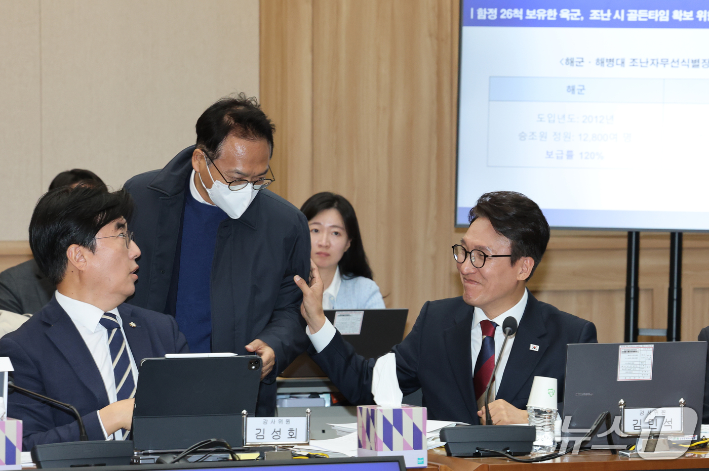 (대전=뉴스1) 김기태 기자 = 김민석 더불어민주당 의원이 19일 충남 계룡대에서 열린 국회 국방위원회의 육군본부에 대한 국정감사에서 박선원 의원과 인사하고 있다. 2026.10. …