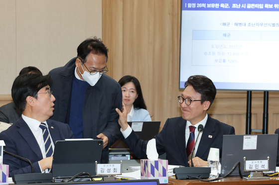 [국감] 박선원 의원과 인사하는 김민석 의원