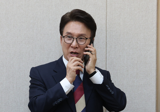 [국감] 통화하는 김민석 의원