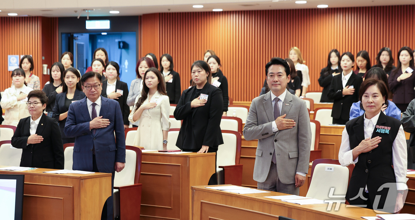 (서울=뉴스1) 김성진 기자 = 장동혁 국민의힘 대표와 정점식 원내대표를 비롯한 참석자들이 19일 서울 여의도 국회박물관에서 열린 중앙차세대여성위원회 임명장 수여식 및 전체회의에서 …