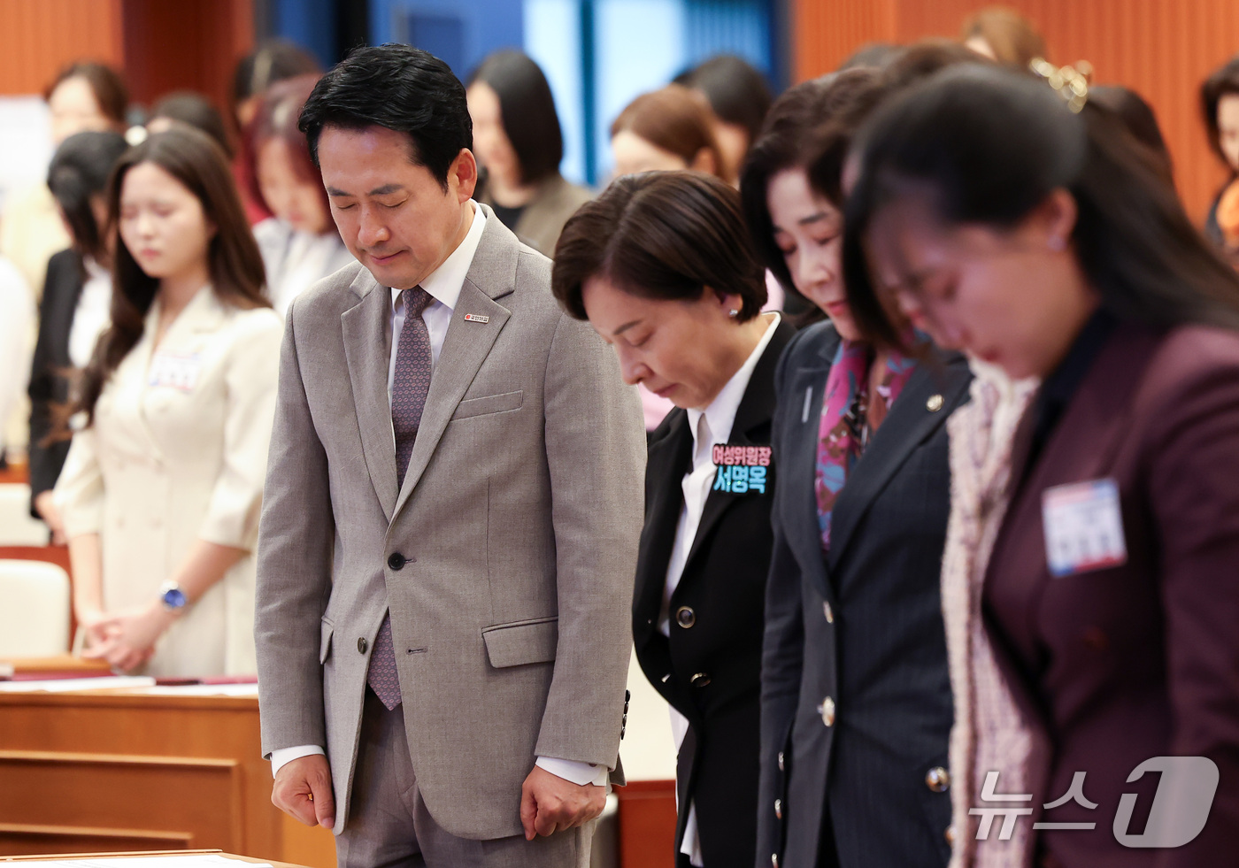 (서울=뉴스1) 김성진 기자 = 장동혁 국민의힘 대표를 비롯한 참석자들이 19일 서울 여의도 국회박물관에서 열린 중앙차세대여성위원회 임명장 수여식 및 전체회의에서 부천 공장 화재 …
